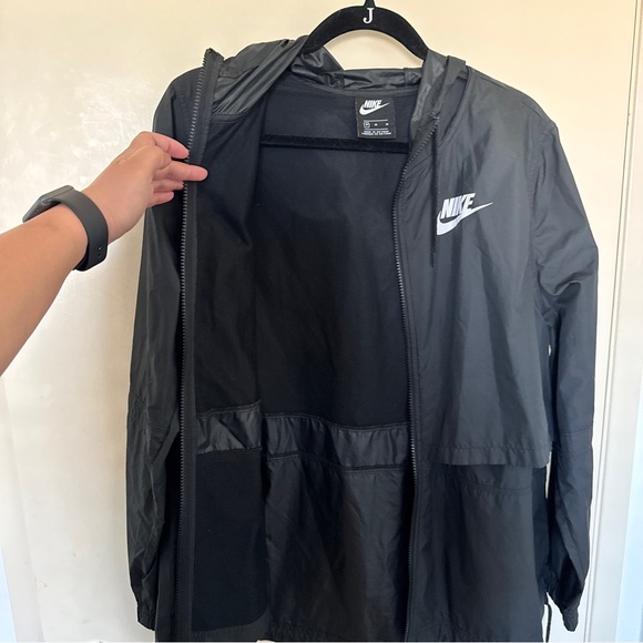 Women’s Nike Black lightweight Windbreaker with hood - Picture 3 of 8
